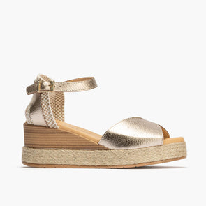 Sandalia de Pitillos con hebilla en piel laminado ORO 10592