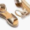 Sandalia de Pitillos con hebilla en piel laminado ORO 10592